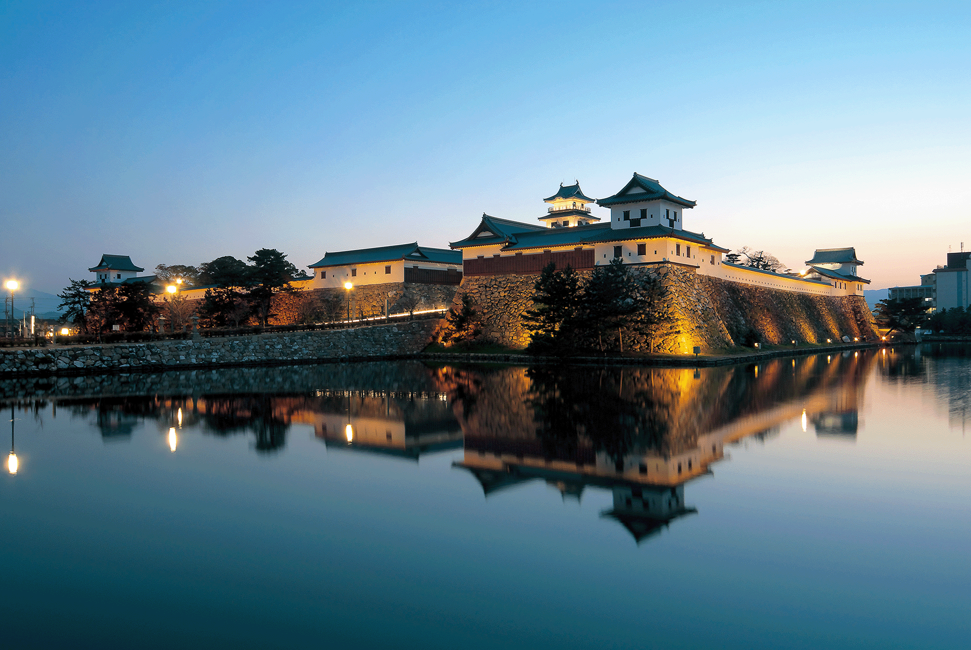 暗くなりライトアップされた今治城