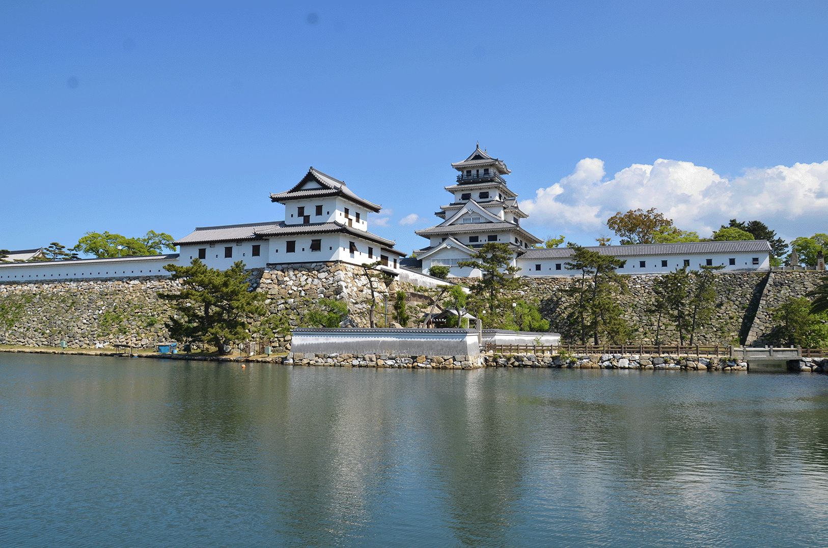 晴天の下の今治城