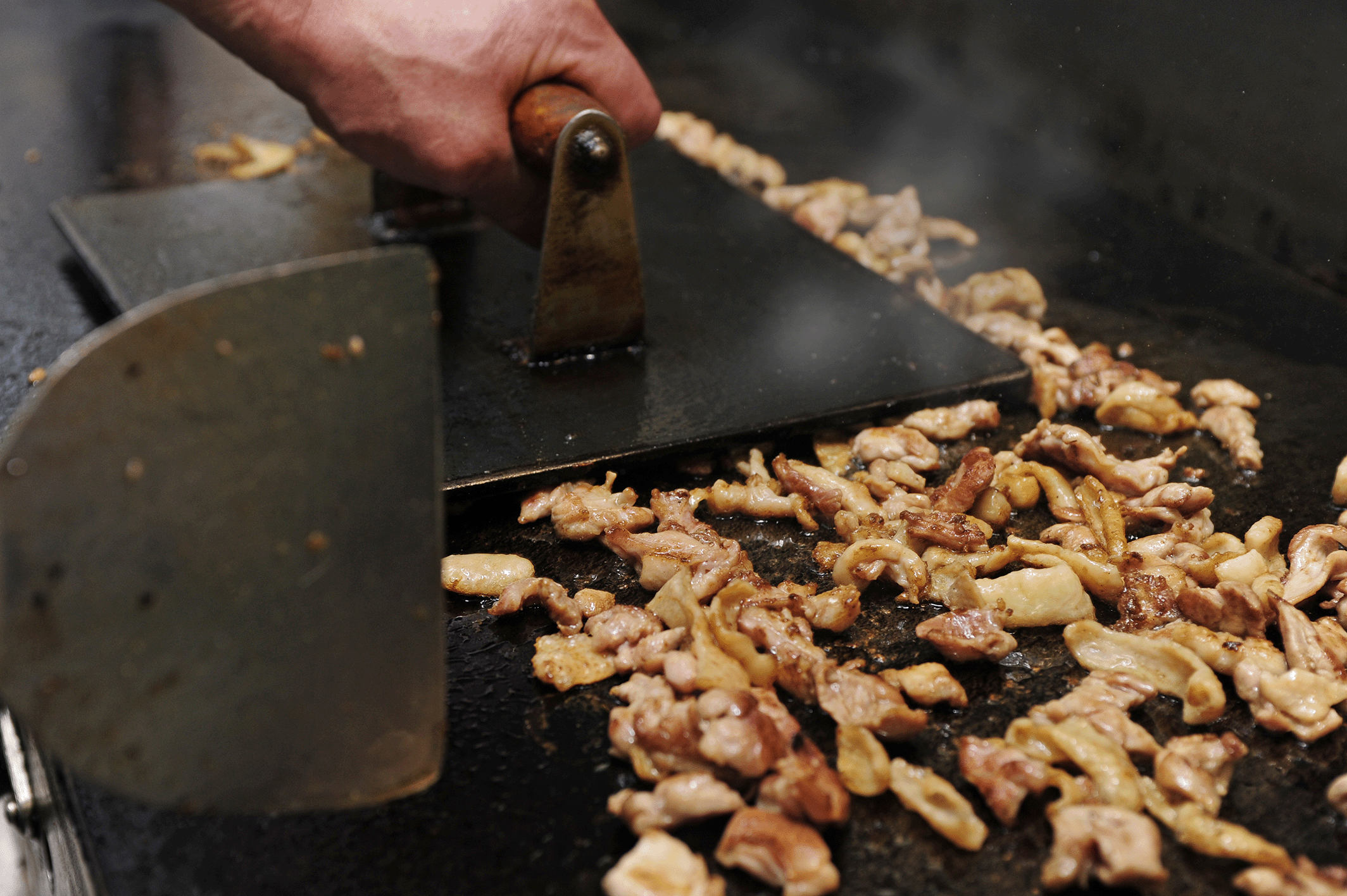 鉄板で調理する鉄板焼鳥