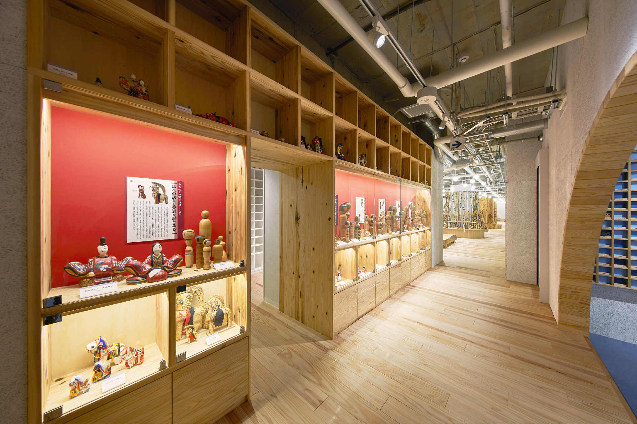 100カ国10万点以上にも及ぶ収蔵品からセレクトしたおもちゃが展示されている様子