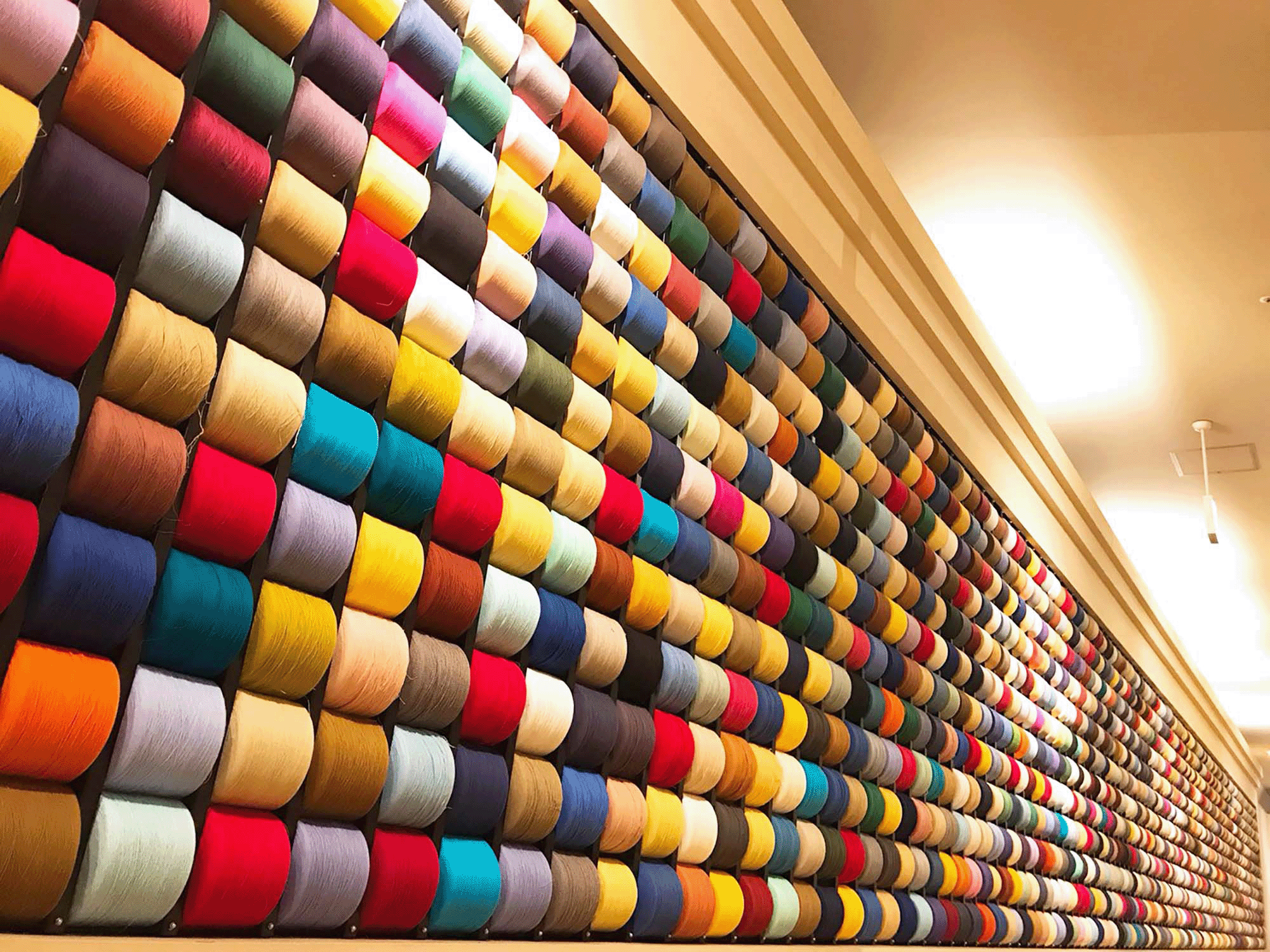 色とりどりのタオルが並ぶタオル美術館の展示空間