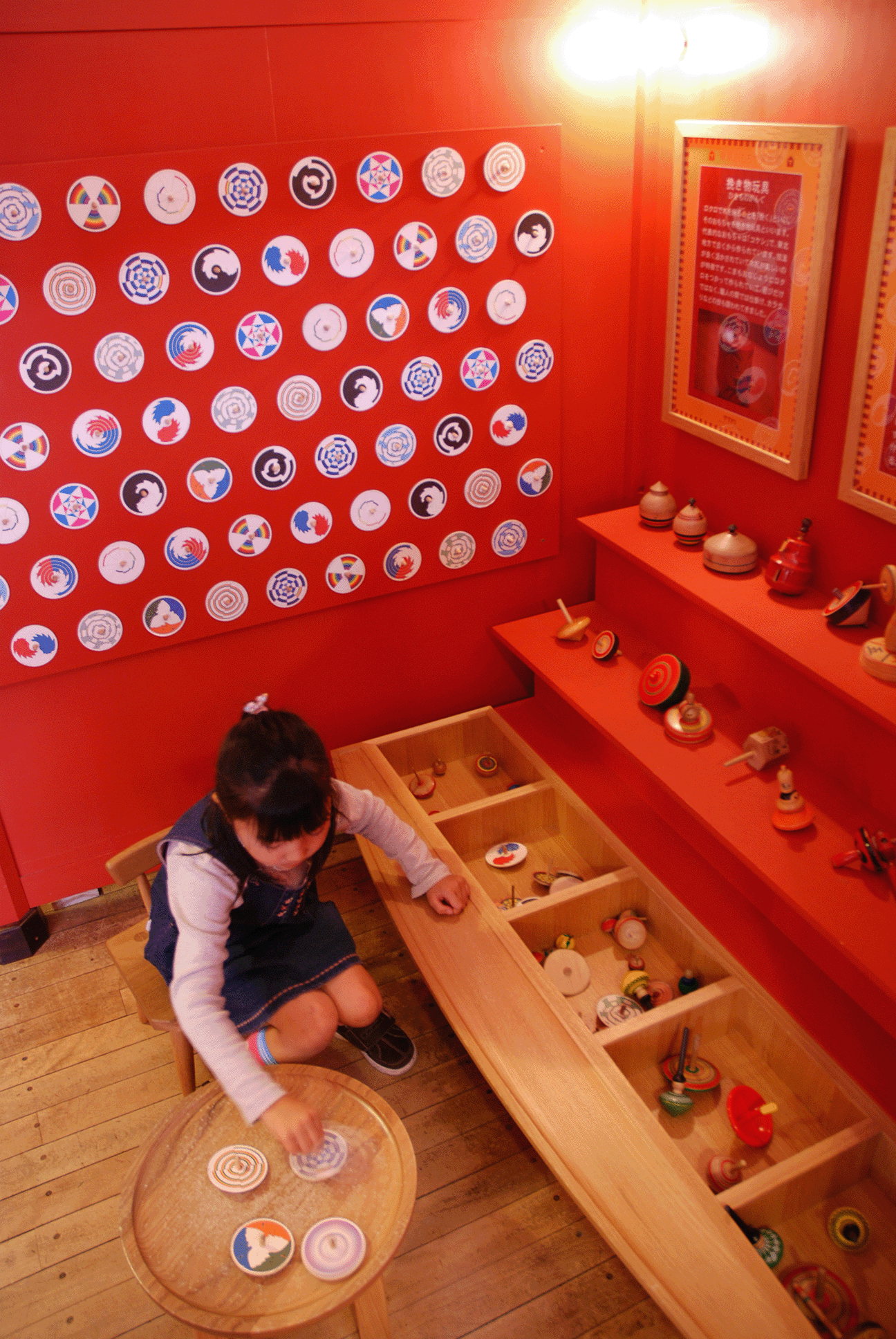 沢山の木の駒を回している女の子