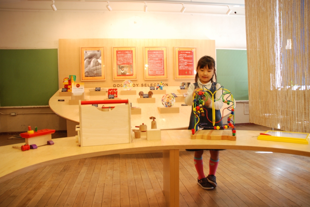 グッド・トイを受賞したおもちゃで遊ぶ小さな女の子