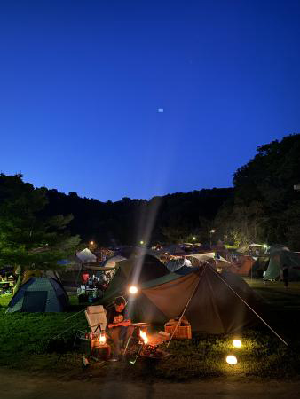 綺麗な夜空の下のキャンプ